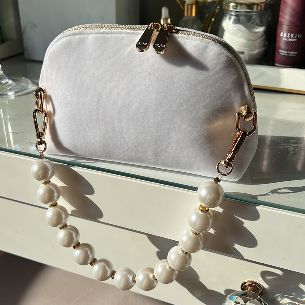 Dior White and Gold Cosmetic Case with Elegant Design - Picture 6 of 11